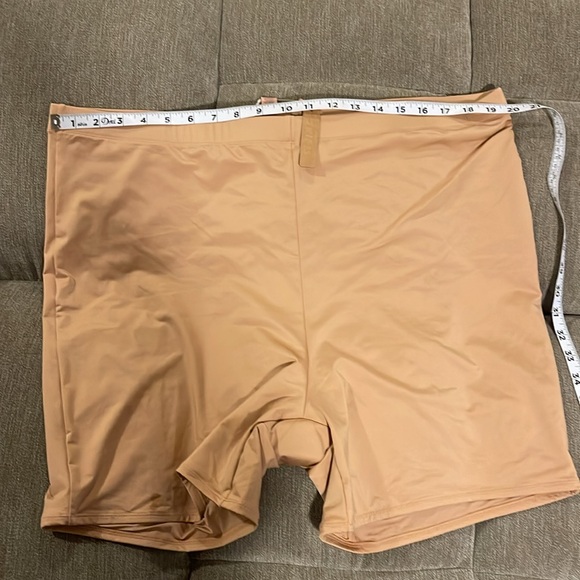 Skims Swim Mid waist ochre short - Picture 8 of 9